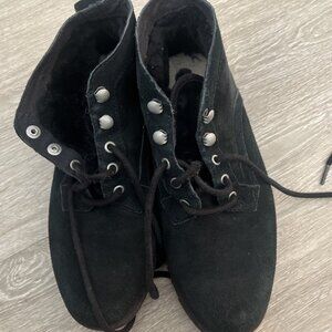 UGG womens 8.5 Bethany Lace Up Black Suede Shearling Lined Chukka Ankle Boot